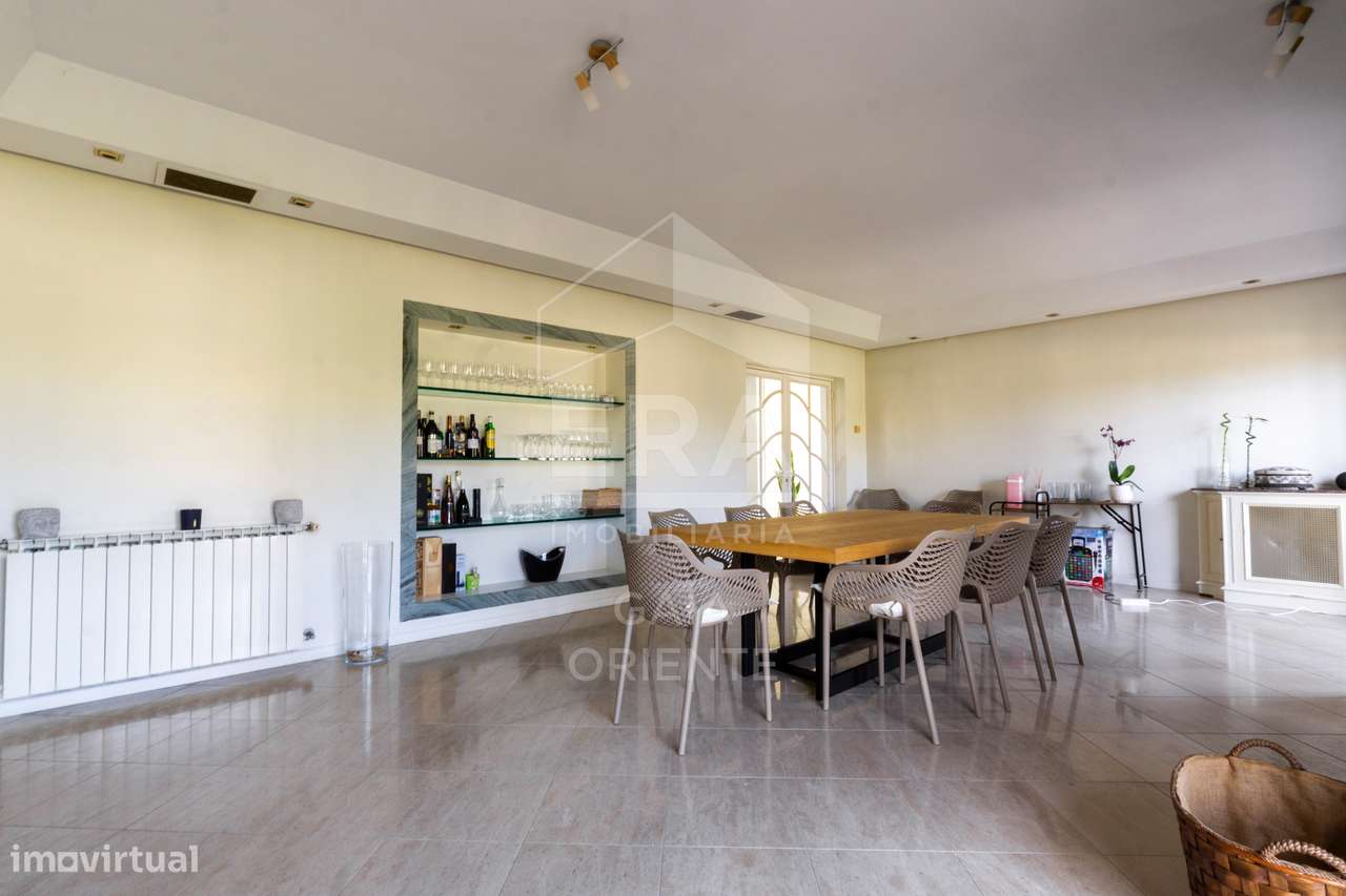 Moradia T8 com jardim e piscinas em Miramar-21