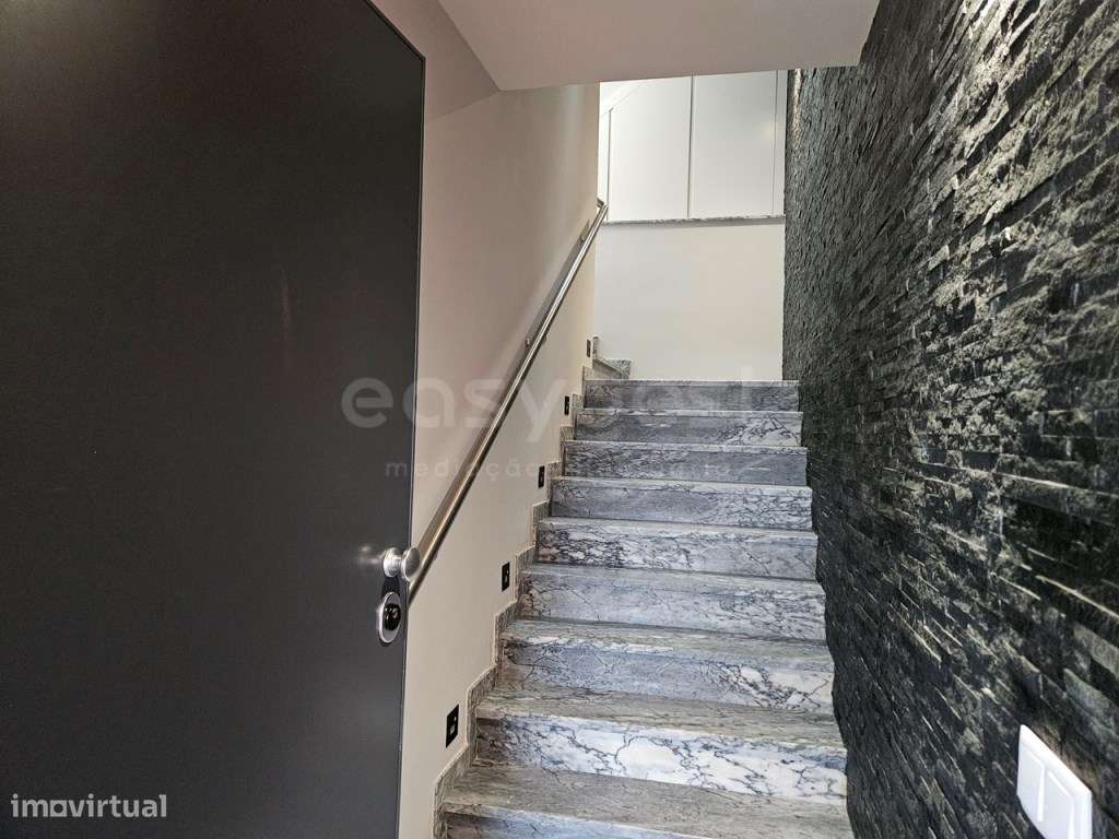 Duplex T3 composto por 2 pisos com garagem em Estômbar, Lagoa - Grande imagem: 4/36