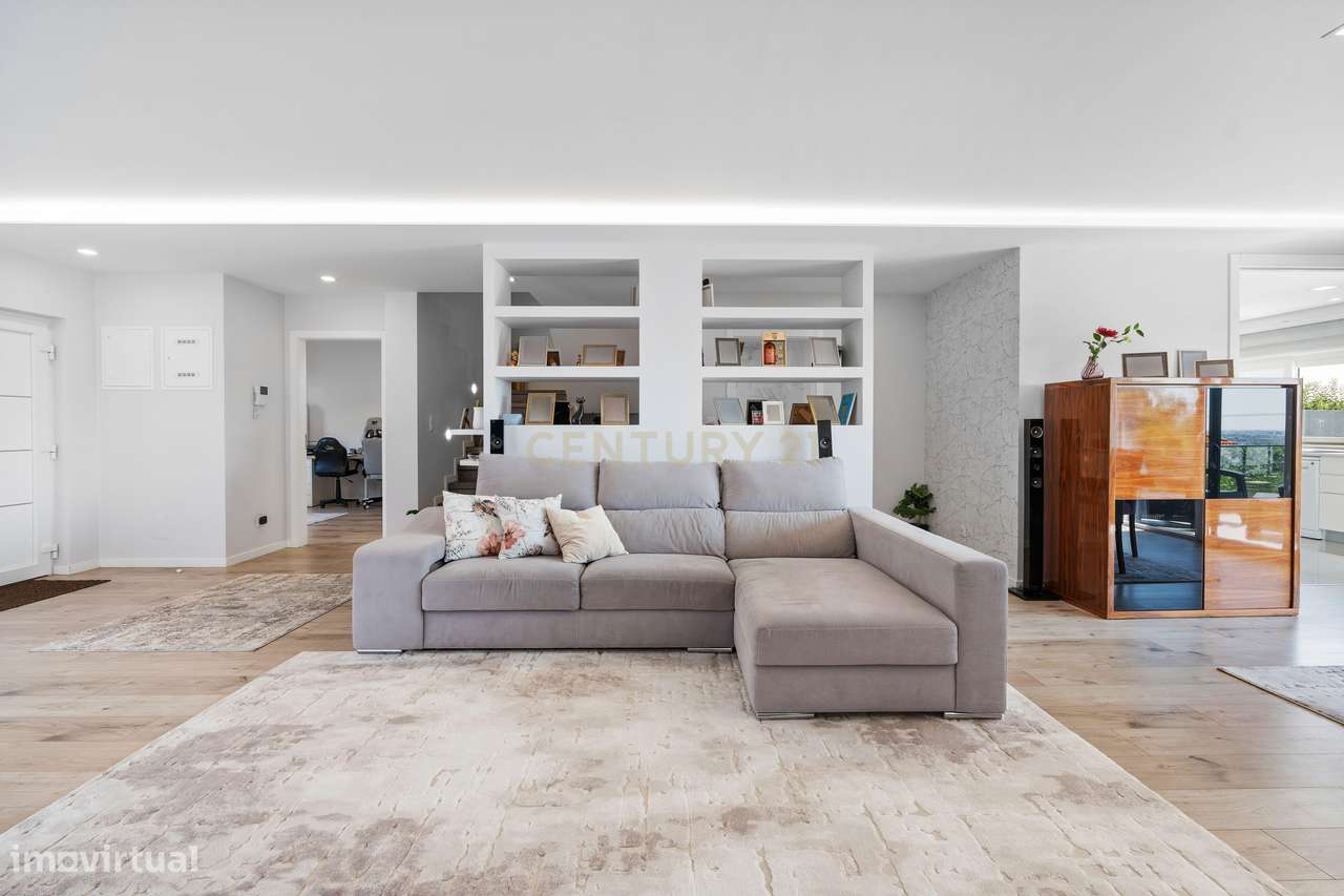 Moradia Geminada T5 com Cave, Jardim e Estacionamento localizada no Va - Grande imagem: 3/52