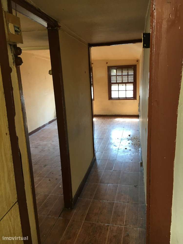 Vende-se Prédio para resuperar-9