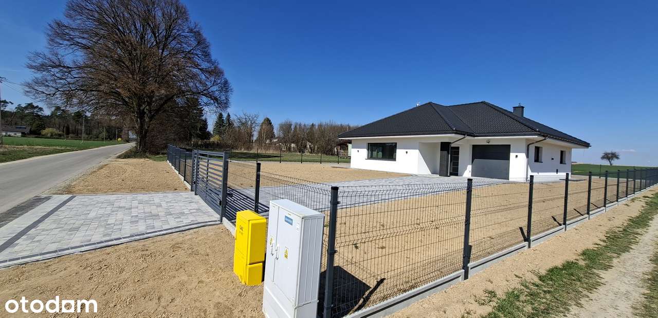 Nowoczesny dom z dużą działką w pierwszej linii zabudowy.