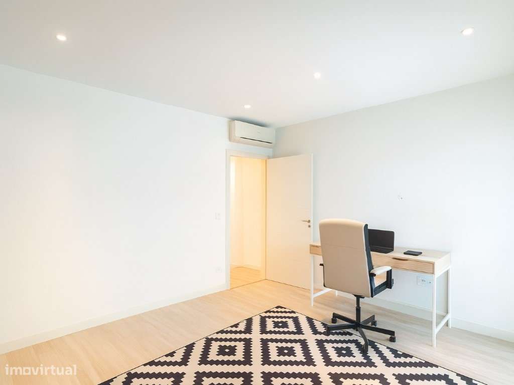 Exclusivo! | T2 com Garagem BOX | Suite | Varandas | Vista Rio-13