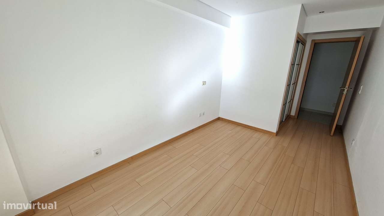 APT T3 com 162m2 com Arrecadação e Lugar de estacionamento Montijo-12