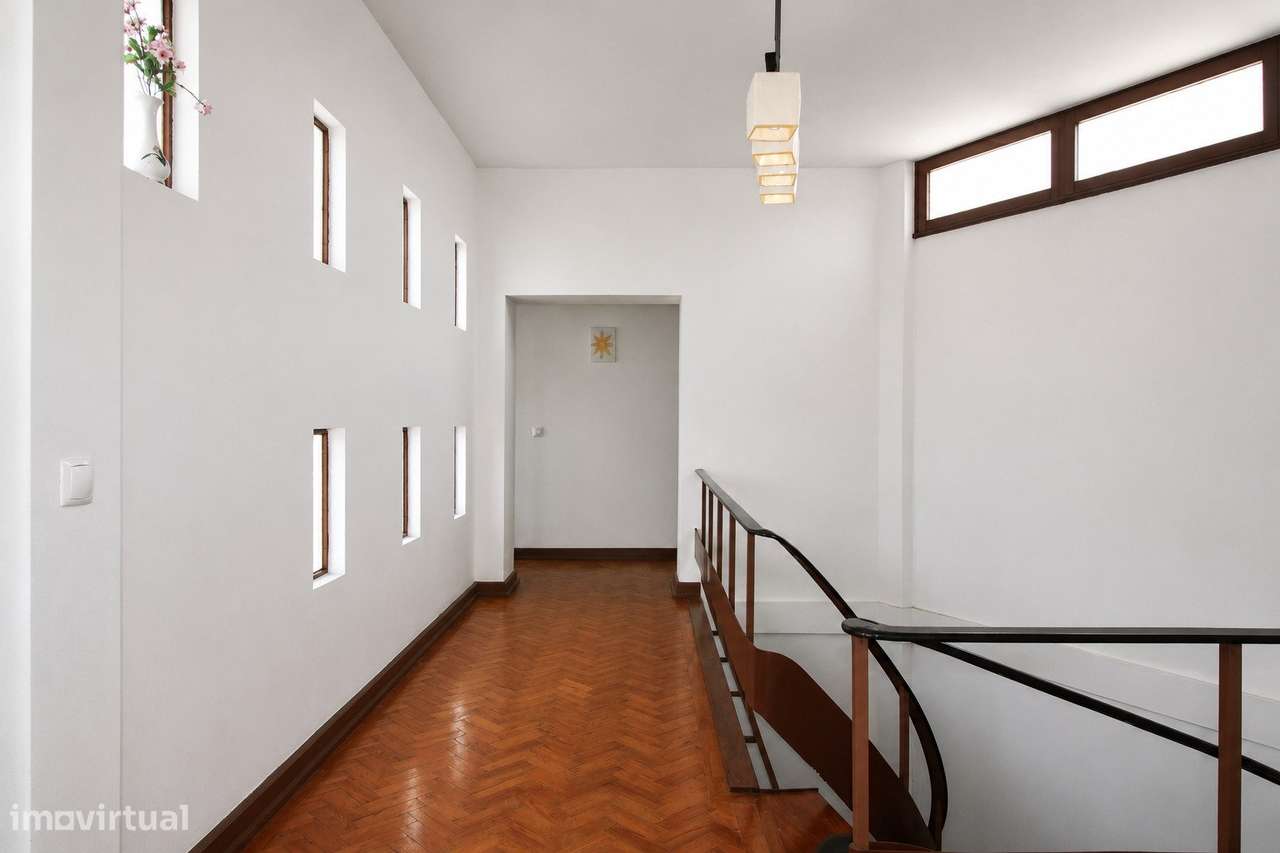 Moradia de Prestígio com T1 Independente, Terraço Panorâmico e Exce...-10