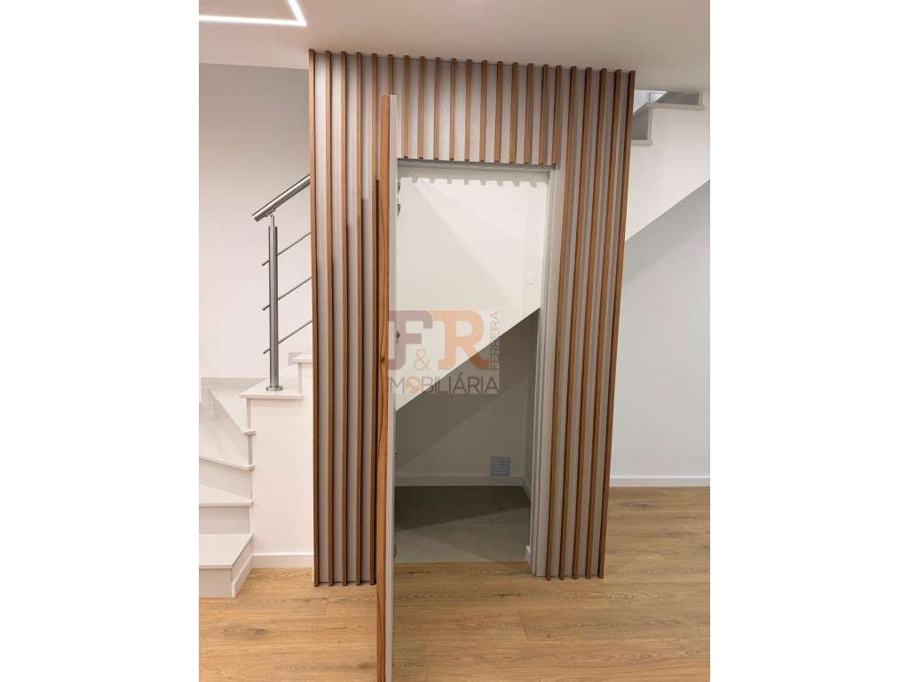 Moradia Geminada Gaveto T3 com Garagem Quinta do Conde-7