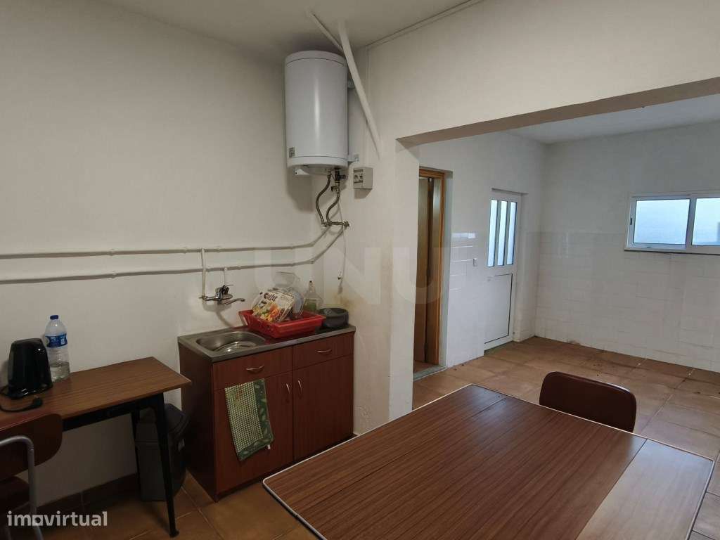 Oportunidade absolutamente imperdível - Moradia com parte renovada ...-9