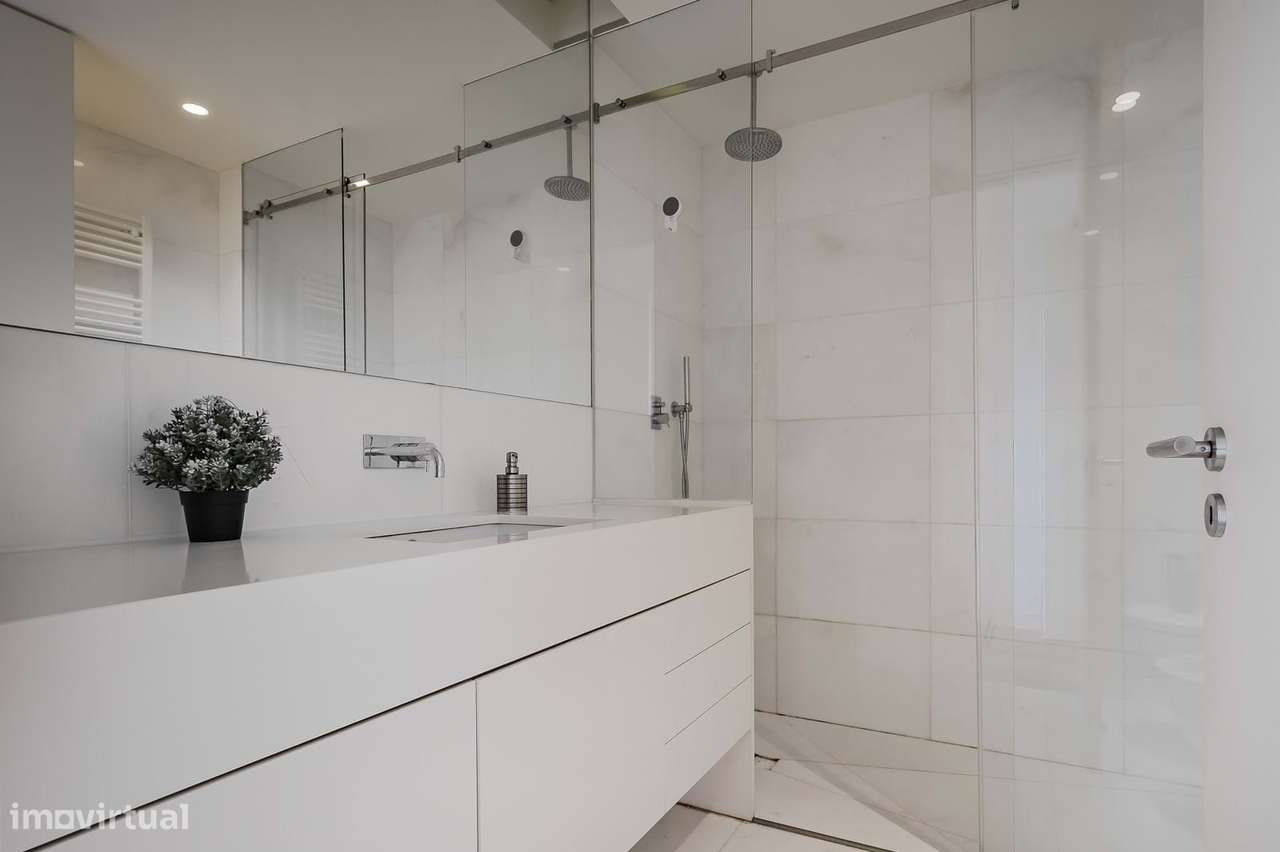 Moradia T4 com Piscina e Terraços Panorâmicos, Parede-44