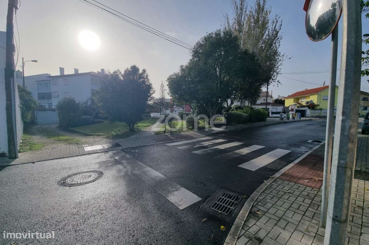 Moradia Geminada Térrea para Renovação Total em Tires-3