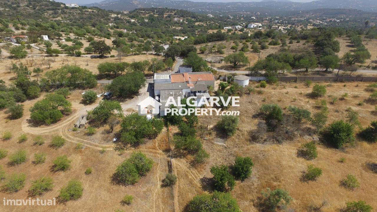 Moradia térrea em zona calma com vista panorâmica de campo e mar perto - Grande imagem: 4/12