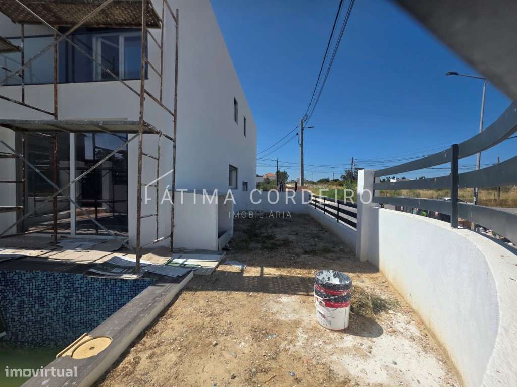 Moradia T3 com piscina e terraço-24