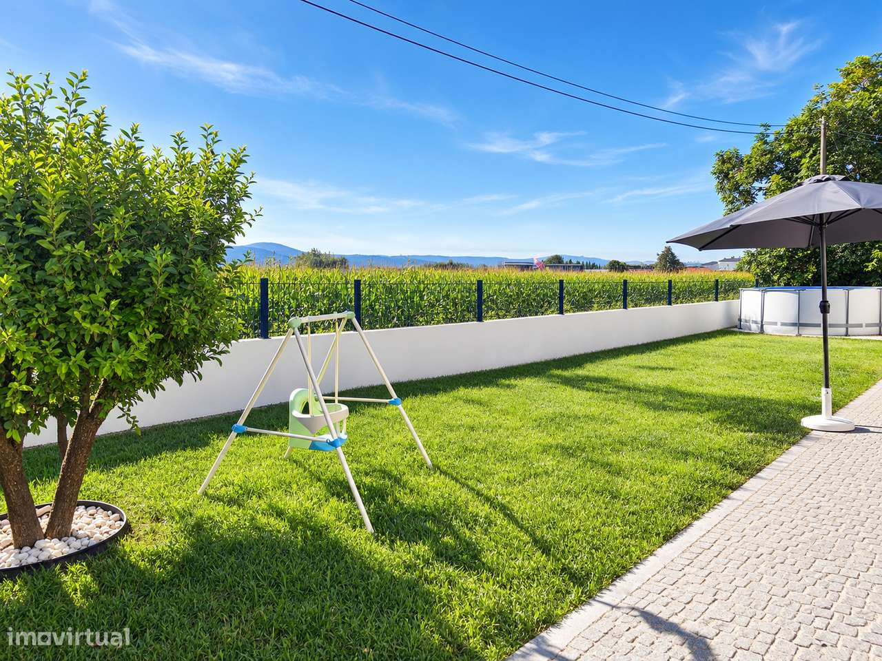 Moradia T3+1 com Jardim e Garagem em Vila Nova-11