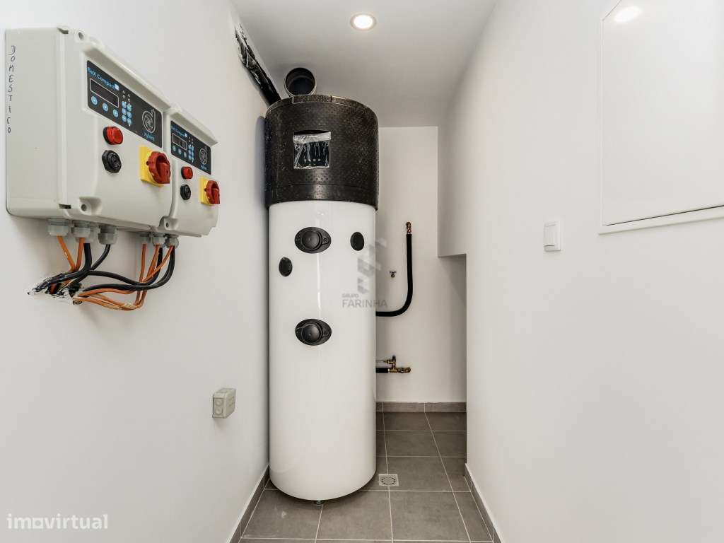 MORADIA T4 NOVA
Famões, moradia independente V4+1 nova com Jardim,...-36