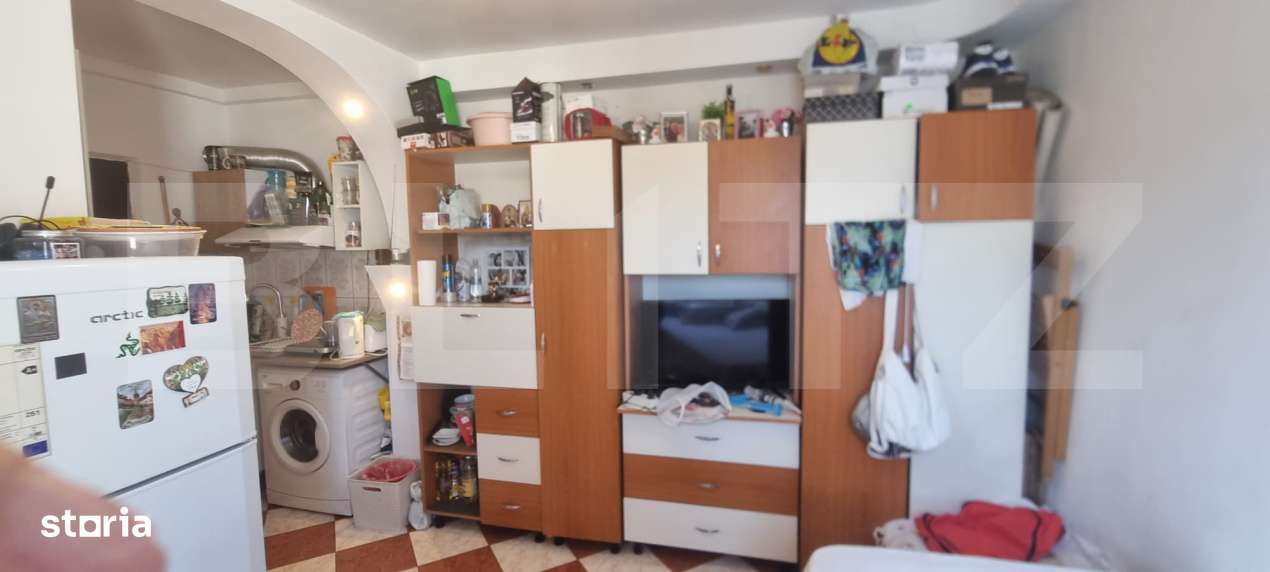 Garsoniera cu baie si geam mare  - scara foarte ingrijita - Imagine principală: 5/12