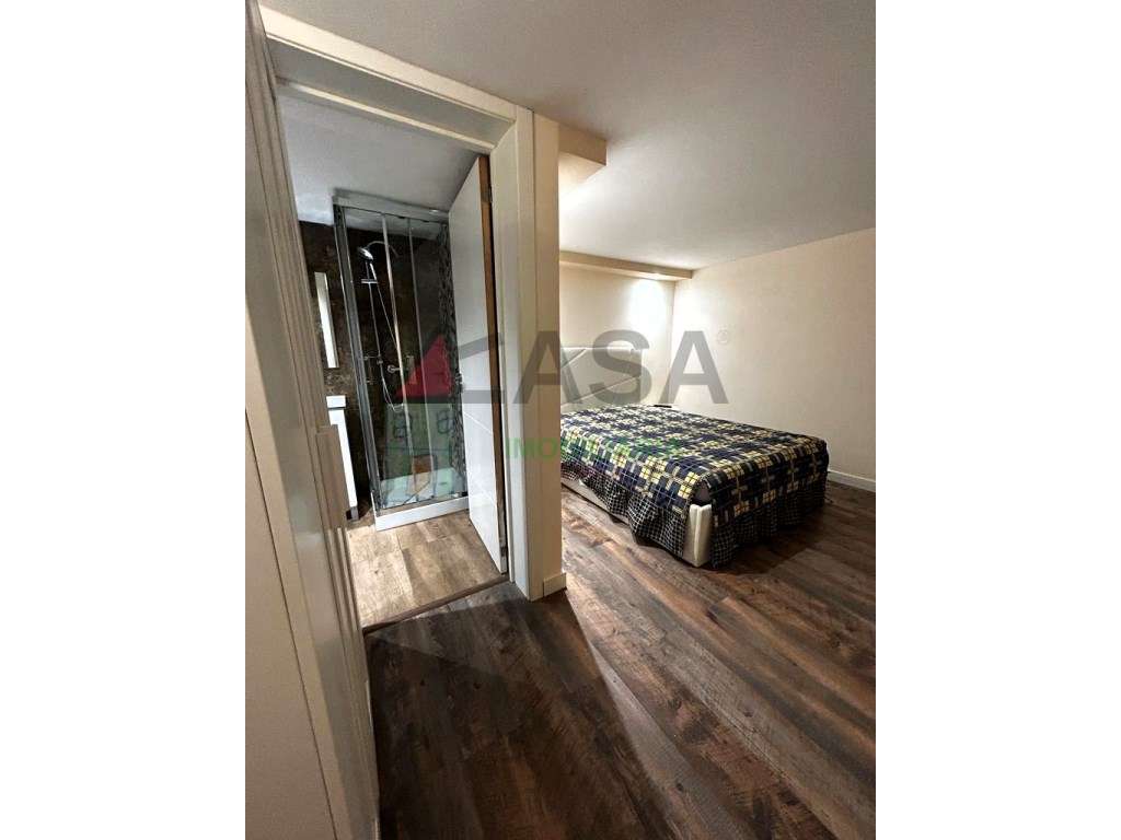 Moradia T15 com Renda Ativa + de €12.000/mês em Famões-9