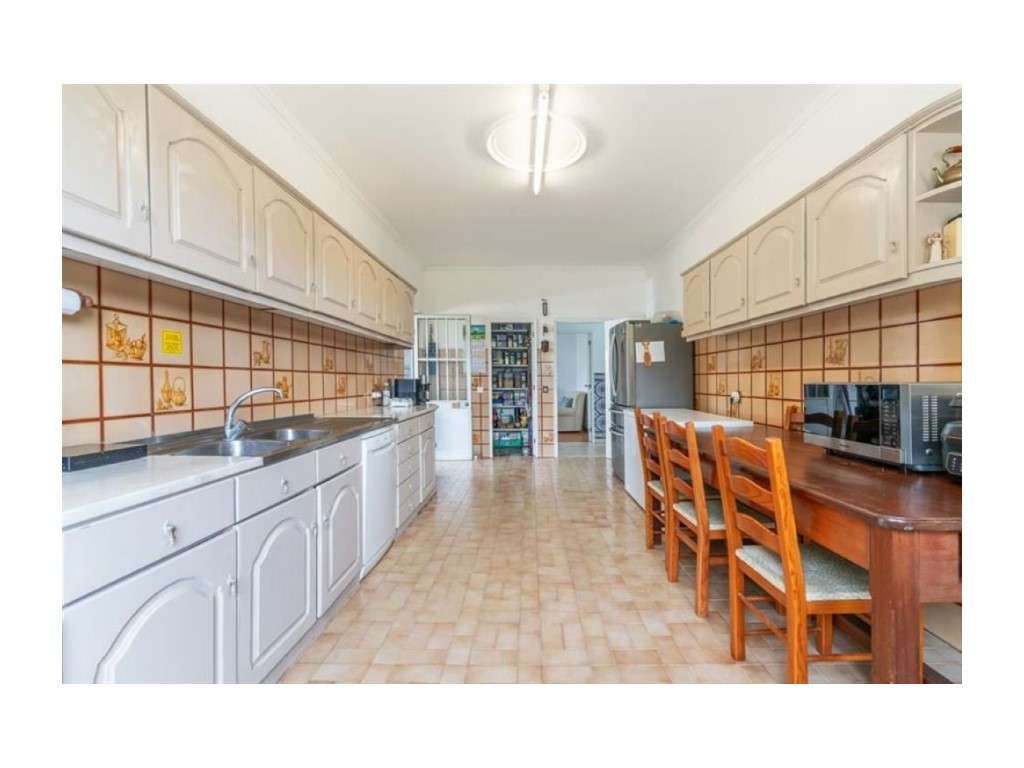 Moradia T4 Isolada para Venda em Quarteira

Área: 206m2
terreno:... - Grande imagem: 5/29