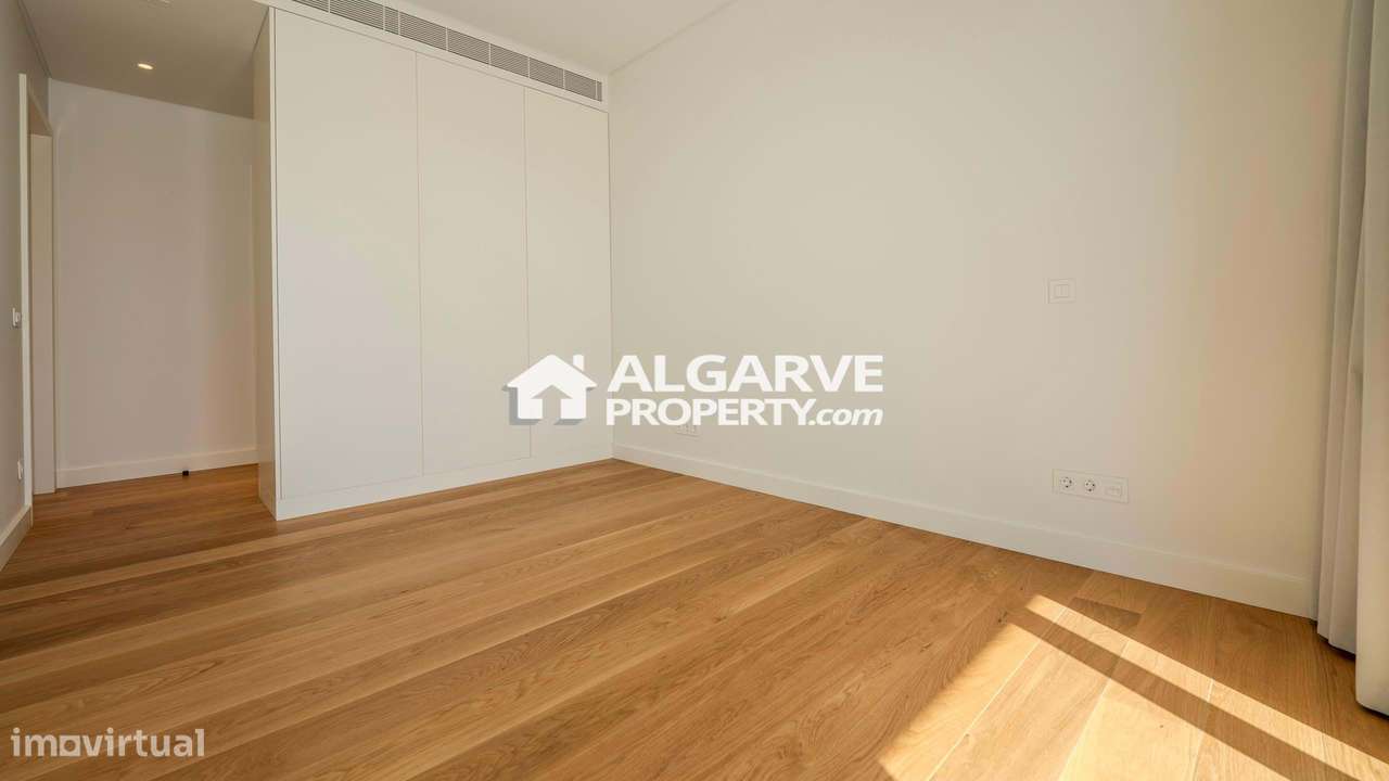 Luxuoso apartamento T2 novo em frente à Praia de Quarteira, Algarve - Grande imagem: 4/21