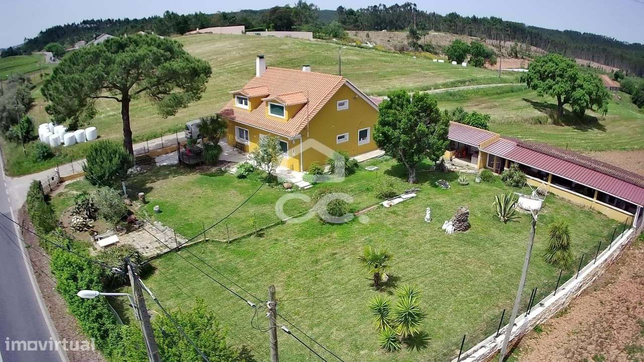 Moradia T2+1 inserida em lote com 1200 m2-5