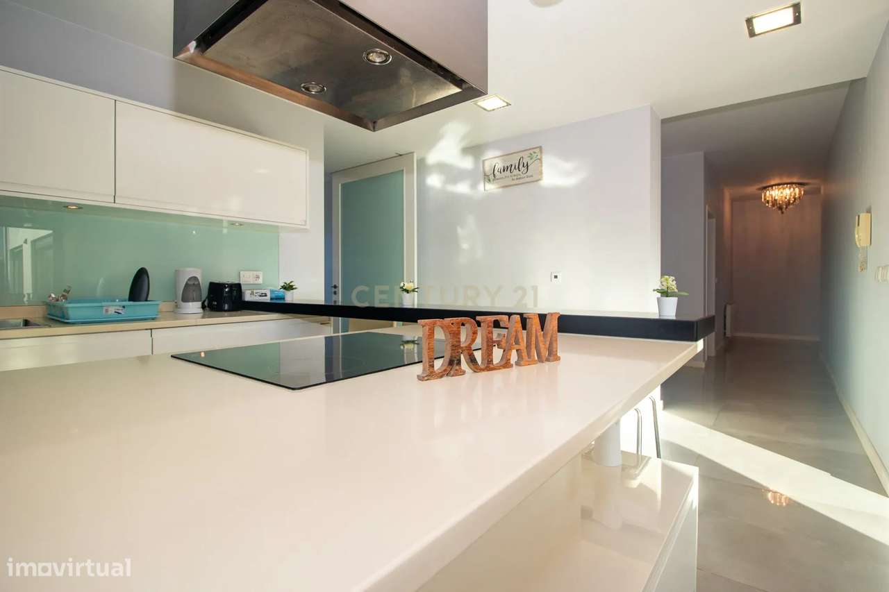 Viva o Luxo à Beira-Mar: Moradia Espetacular T5 com Piscina na Deslumb-12