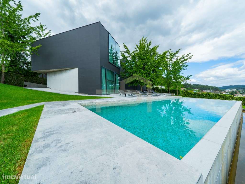 Exclusiva Moradia de Luxo com Design Contemporâneo-56