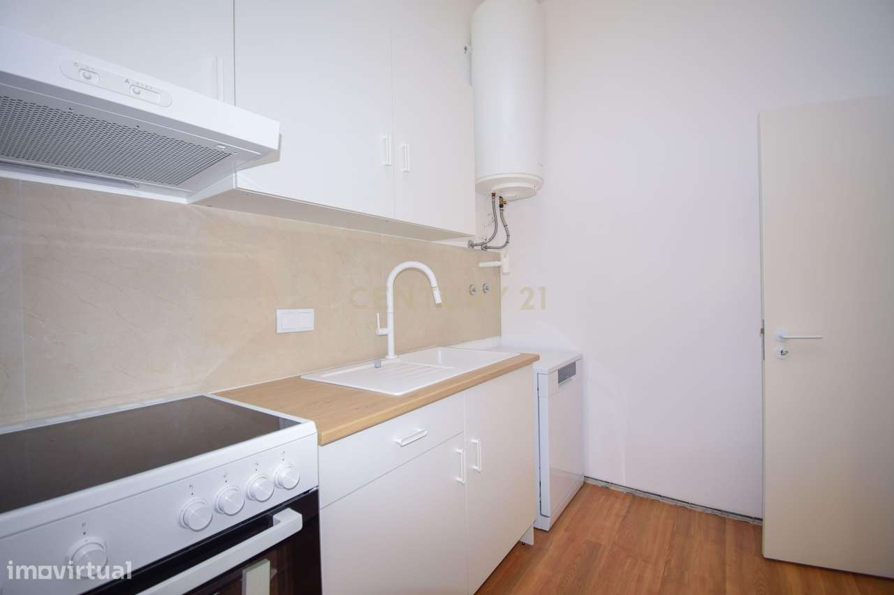Apartamento T2 renovado na Rua dos Fanqueiros-16