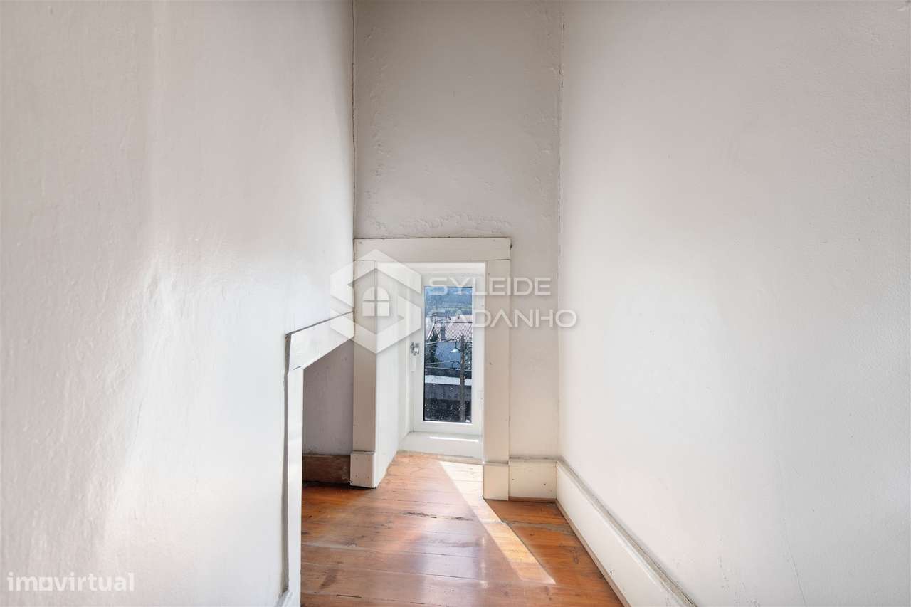 Prédio para venda centro de Caria com comércio no rés-do-chão e ampla-42