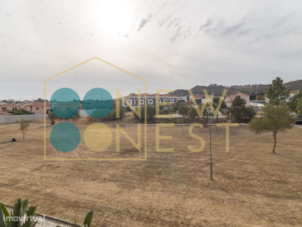Moradia T3+1 em Banda como Nova com pátio e Vista Castelo de Palmel...-40