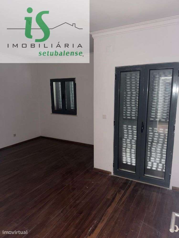 MORADIA T6 À VENDA EM  ALMADA COM GARAGEM-11