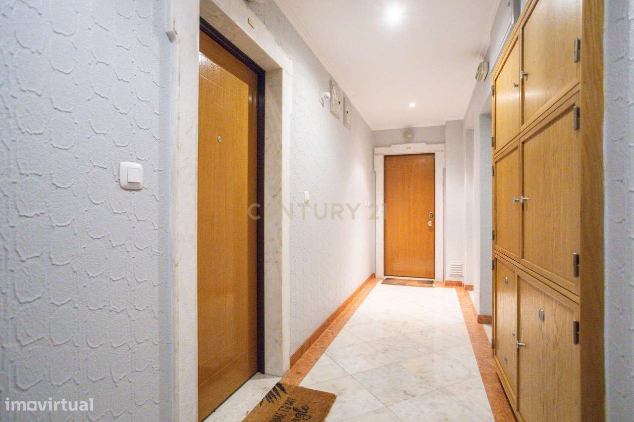 Apartamento T2 na Ribeirada com Garagem e Arrecadação-4