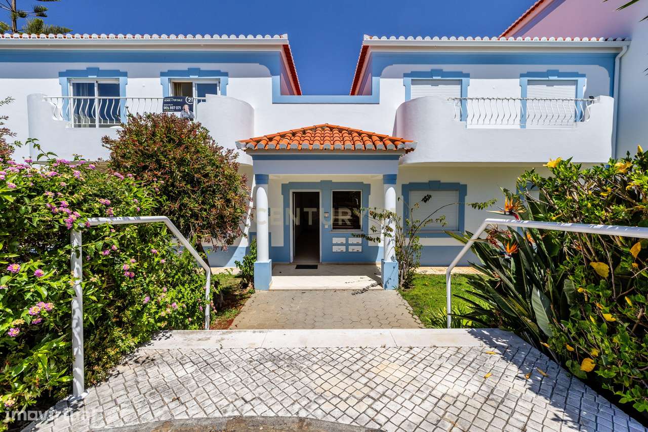 Espaçoso Apartamento T3 no Último Piso com Vista para as Piscinas no O-27