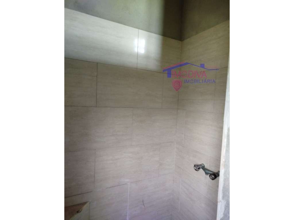 Moradia T2 com arrecadações, garagem e quintal em Constância-12