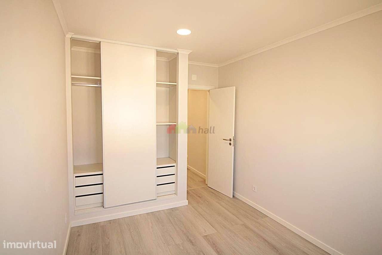 Apartamento T4, 3º andar, Totalmente Remodelado na Amora-17