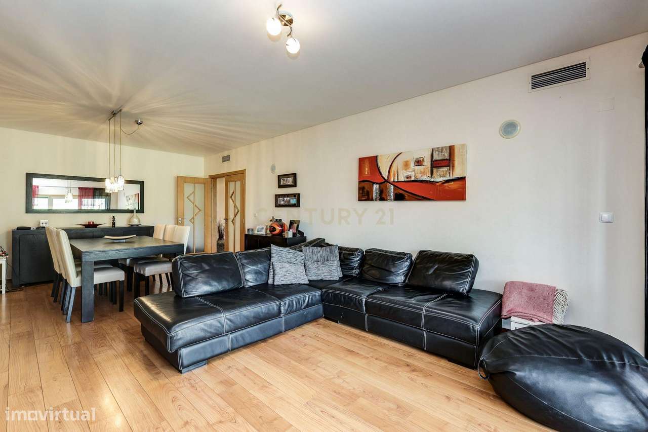 Apartamento T3 com vista panorâmica sobre o Jamor em condomínio fechad-3