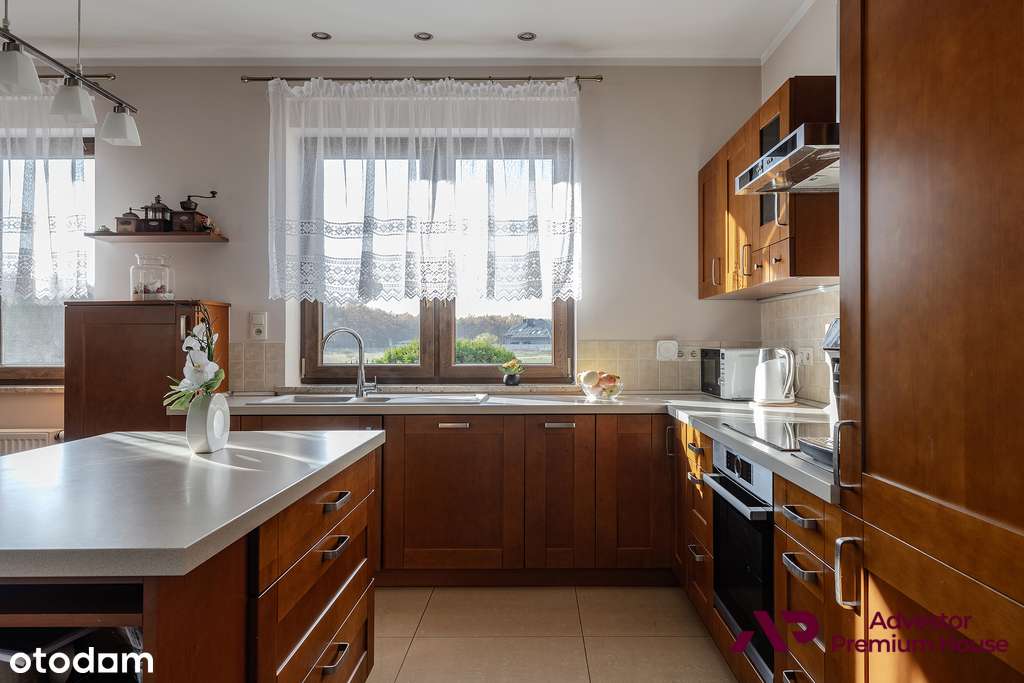 Parterowy dom z widokiem na las i zielonym ogrodem-10