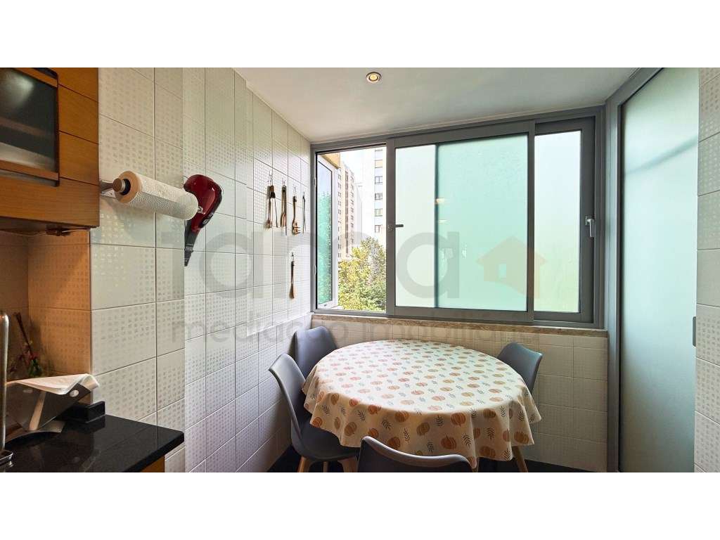 Apartamento T4 em Miraflores-29