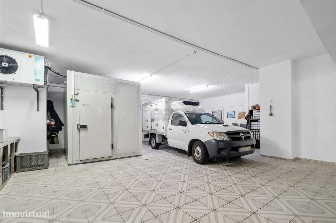 Armazém/Estacionamento Fechado – 155 m² – Tapada das Mercês-21