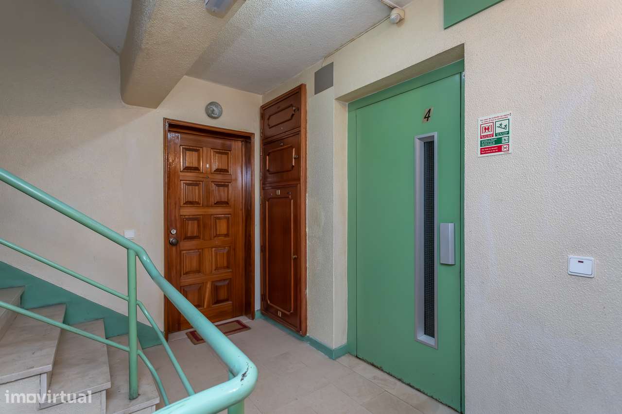 Excelente apartamento T2, situado na Tapada das Mercês-16