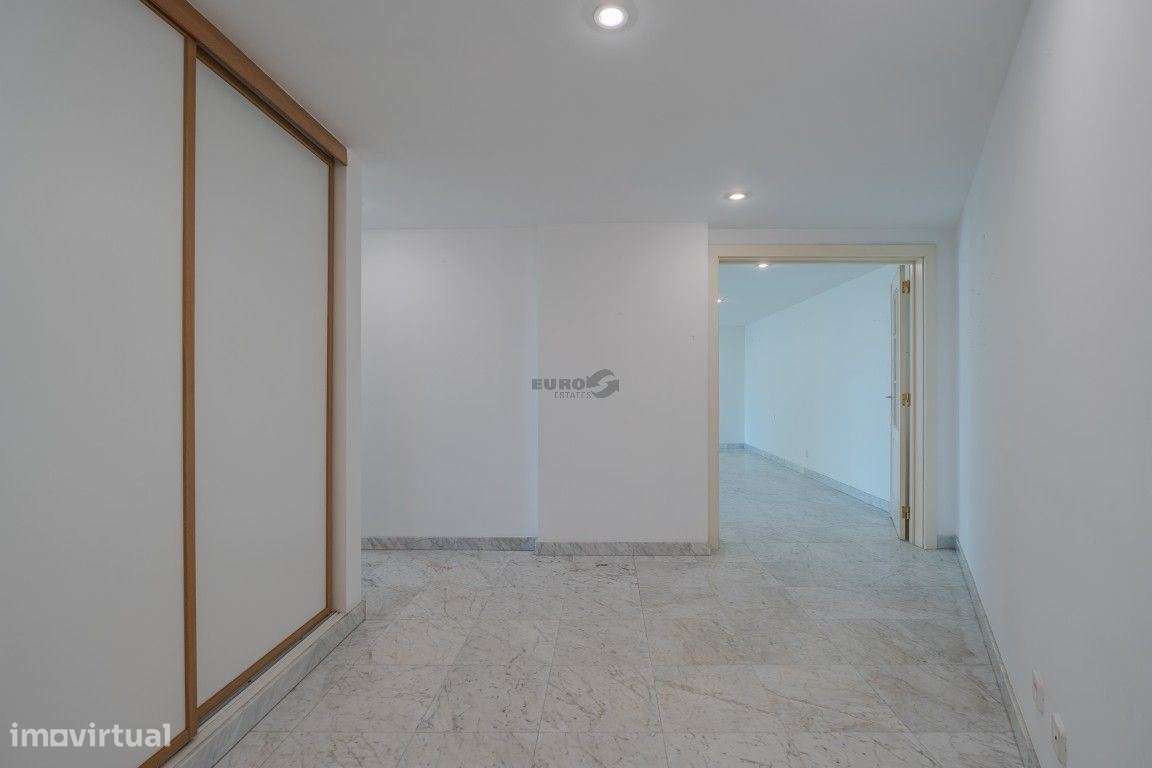 Elegante T1 com Vista Mar no Condomínio Britânia, Jardins e Piscina-4