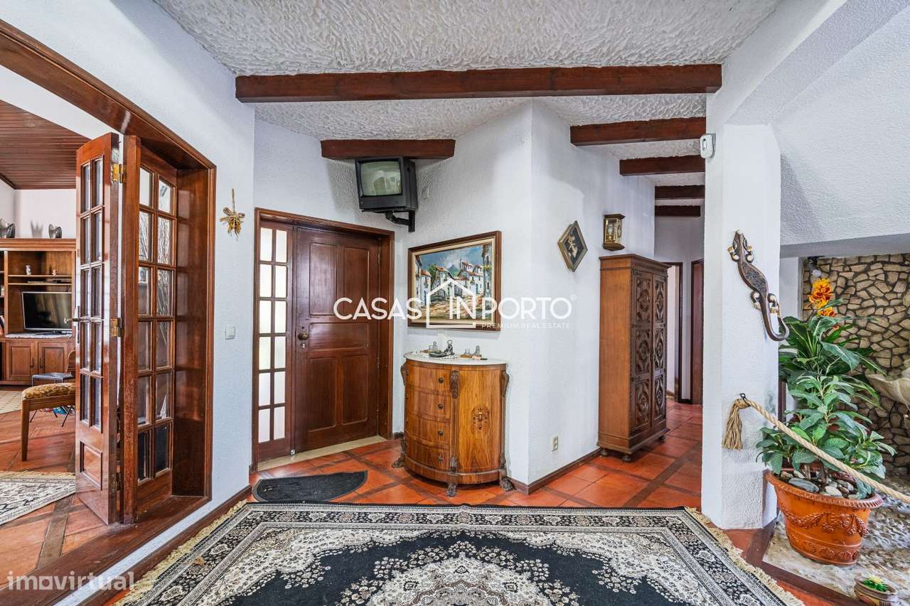 Moradia V5 - Estilo Americano com Piscina e Campo de Ténis – Entre-27