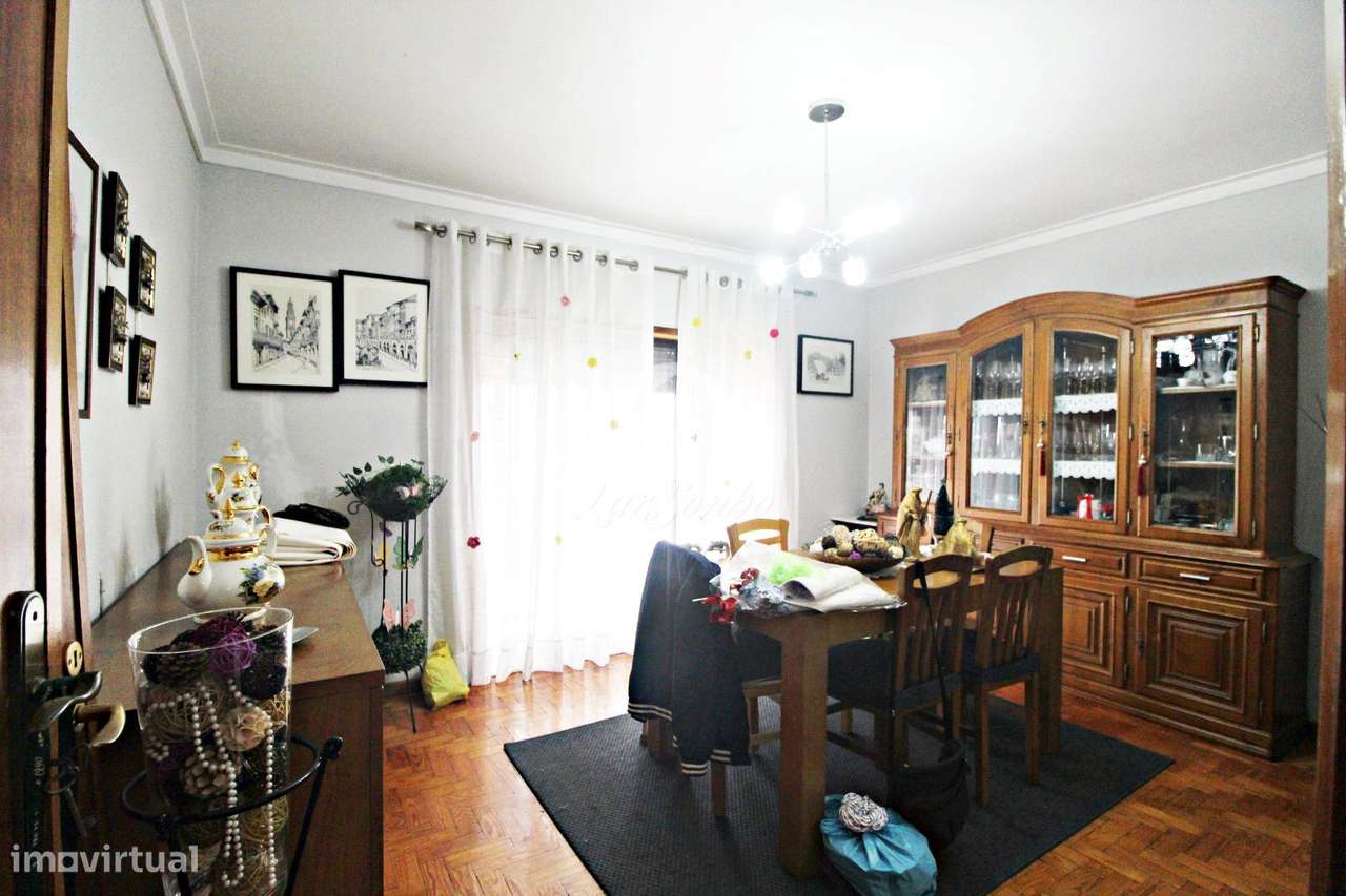 Apartamento T2 junto à Av da Carvalha, Fânzeres, com Excelente Expo...-1