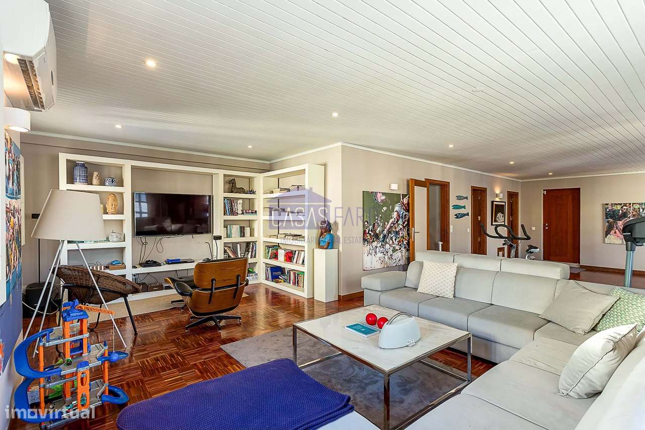 Imponente Moradia V3 de 3 pisos na zona da Avenida 5 de Outubro em Far-34