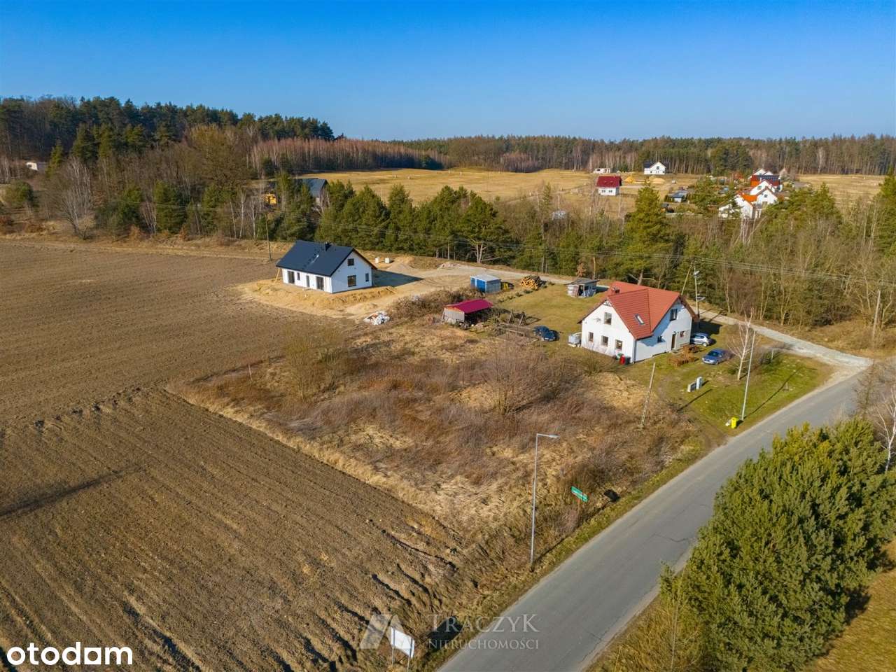 Uzbrojona działka_droga gminna asfaltowa_Las-2