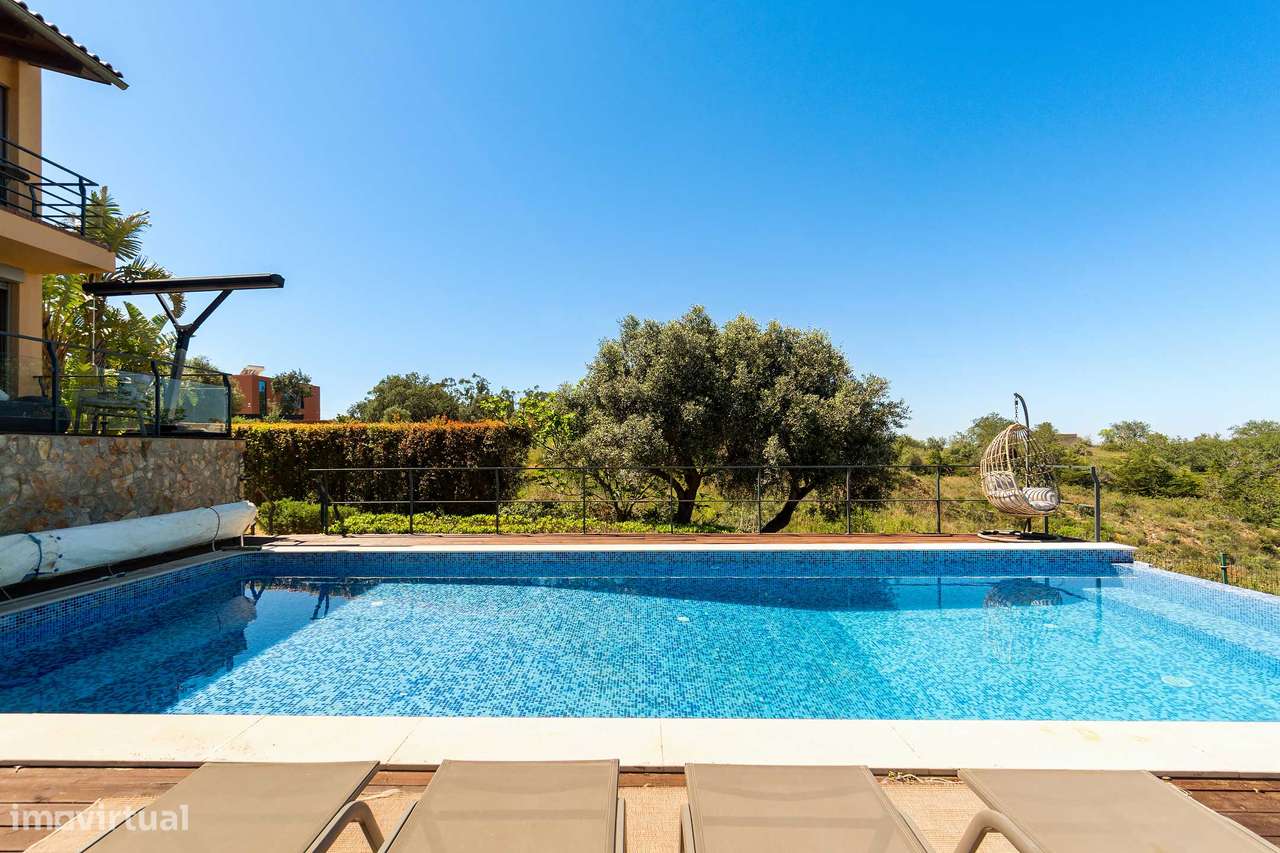 Moradia Encantadora com Piscina e Vistas Deslumbrantes sobre o Campo-42