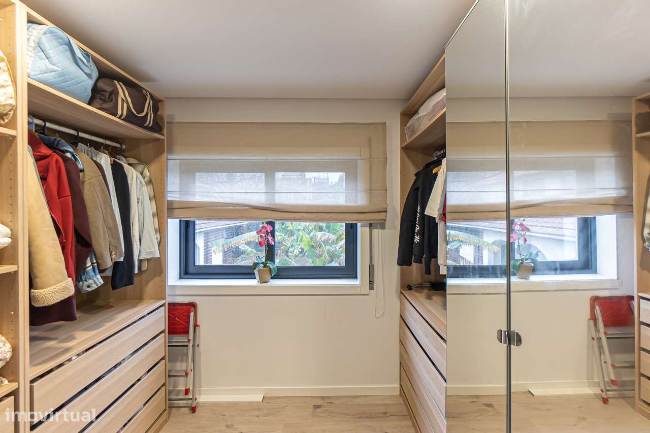 Moradia T4+1 renovada com anexo e jardim em Canidelo-25