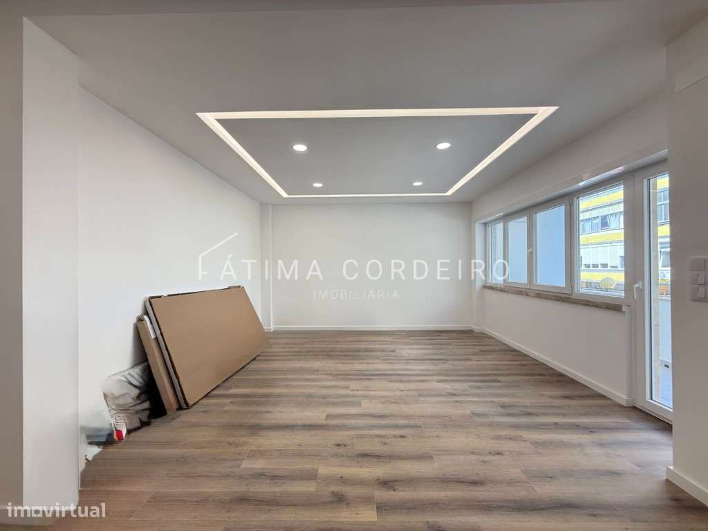 Fantástico T2 com 95m2 Remodelado com arrecadação no centro da Cost...-4