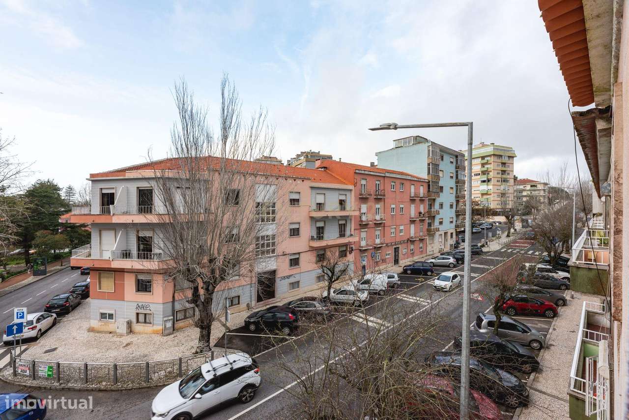 Apartamento T2 Renovado no Coração da Portela de Sintra-25