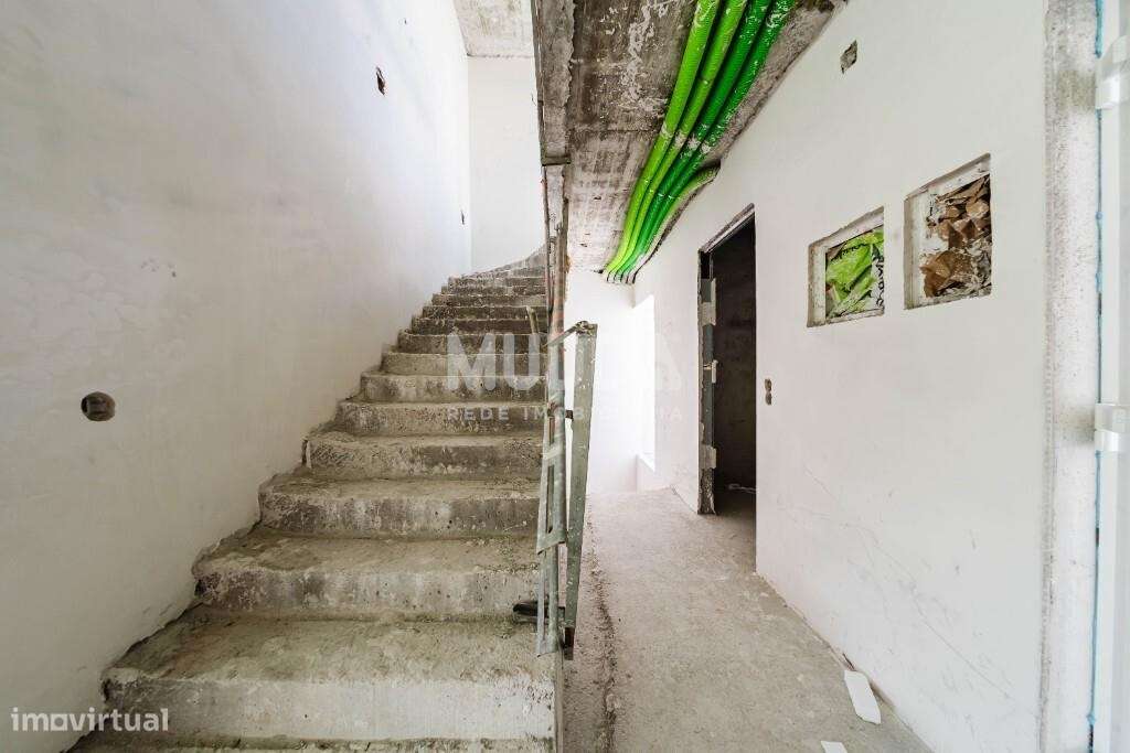 Moradia isolada de design contemporâneo nos Casais Mestre Mendo-9