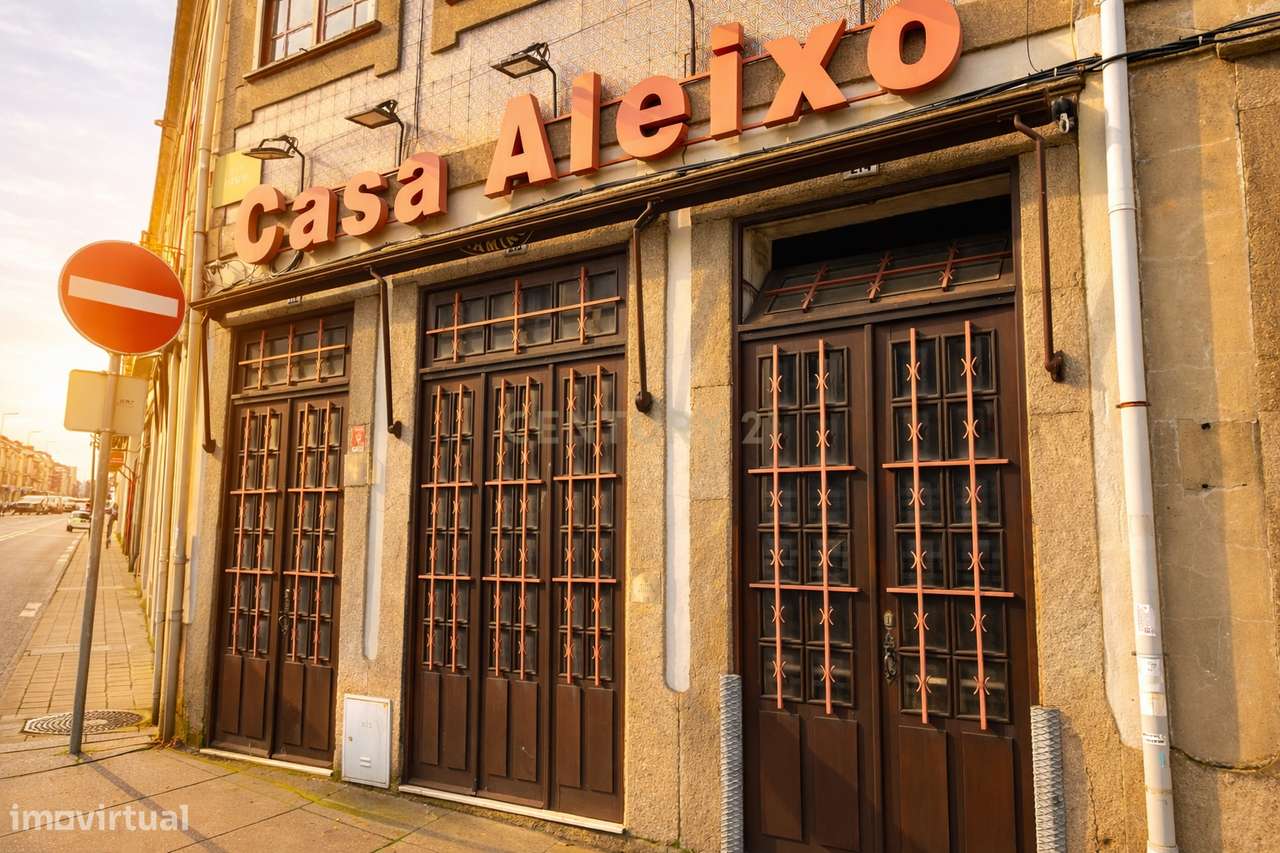 Edifício centenário com 4 pisos e 340m2 junto a estação de Campanhã - - Grande imagem: 2/24