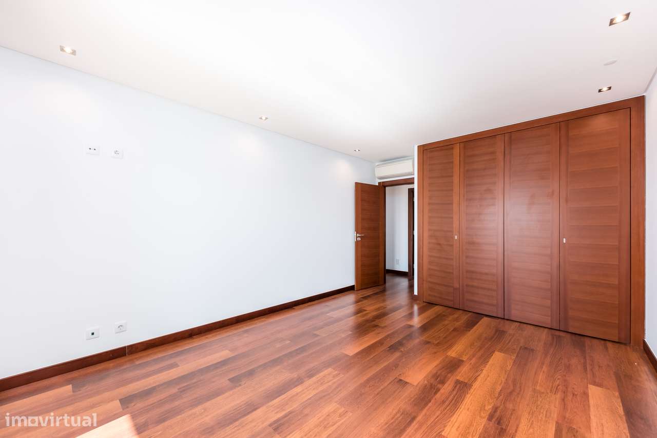 T2 | Condomínio Qta. Comendadeiras | Piscina | Varandas | Parqueamento-17