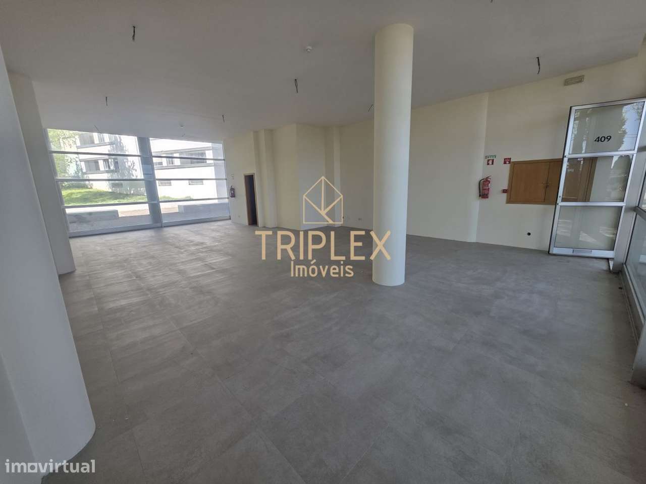 Estabelecimento comercial à "Quinta da Gruta" - Grande imagem: 2/11