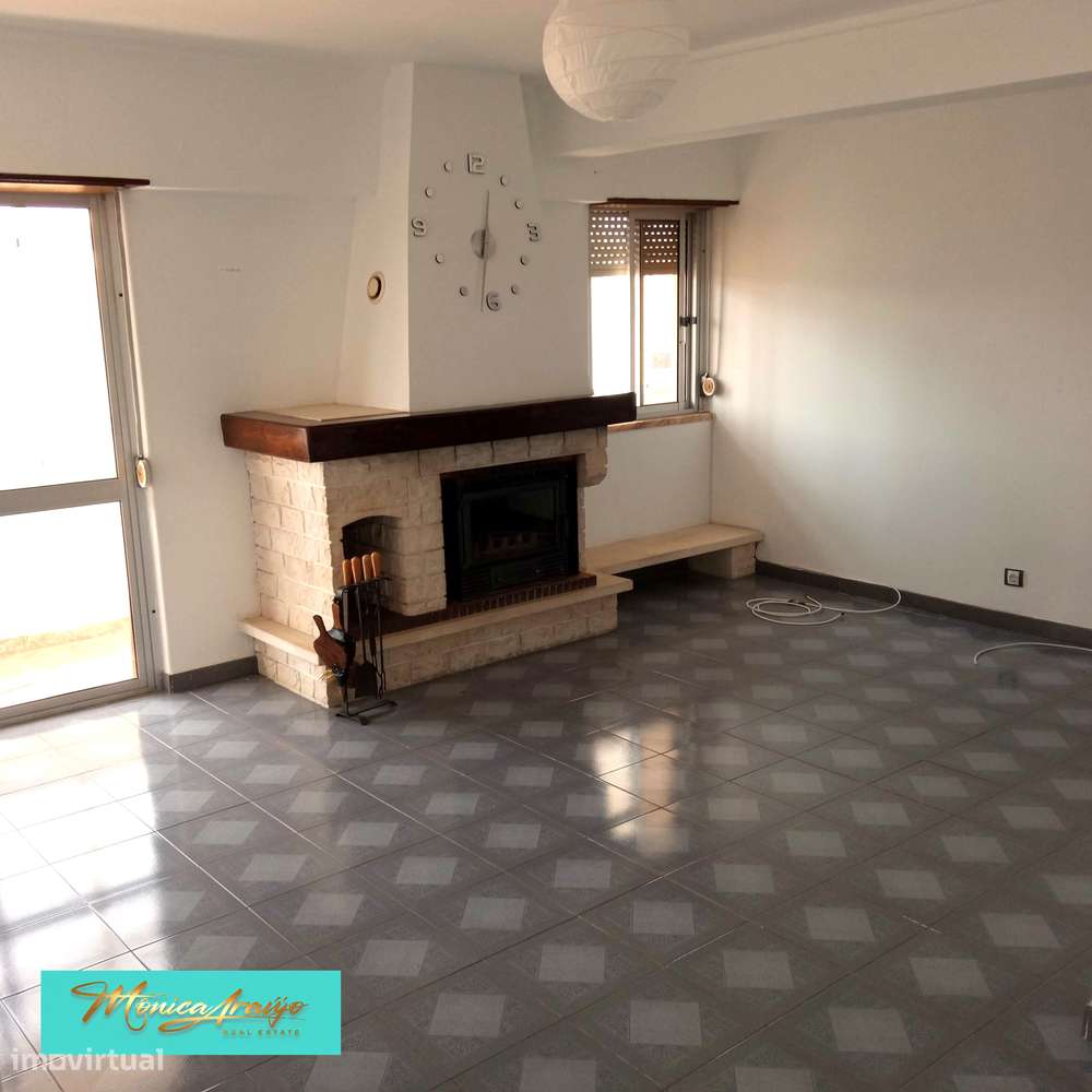 Iluminado apartamento T4, com vista panorâmica em Rio de Mouro-7